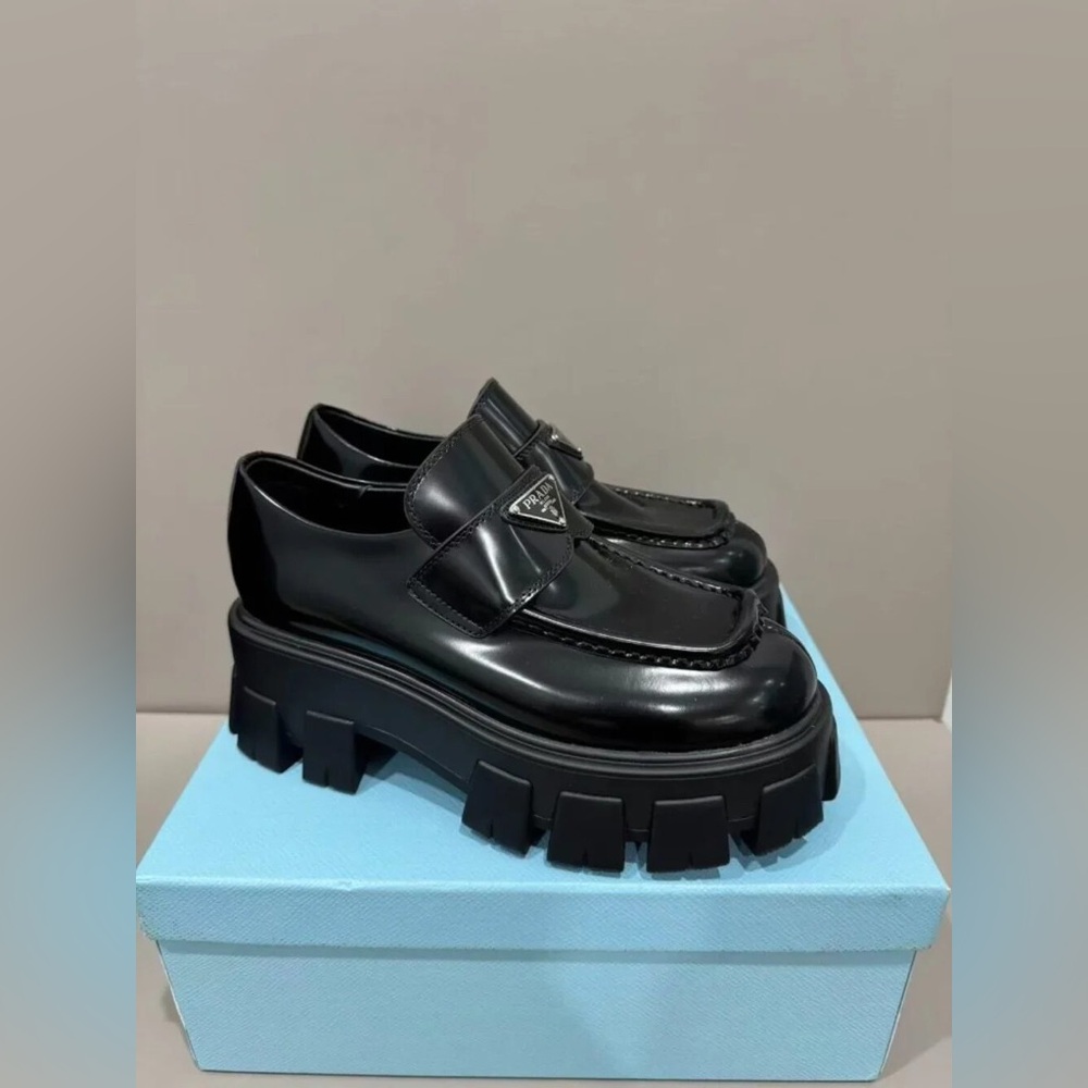 🎊🎊🎊Prada Women's Black Loafers